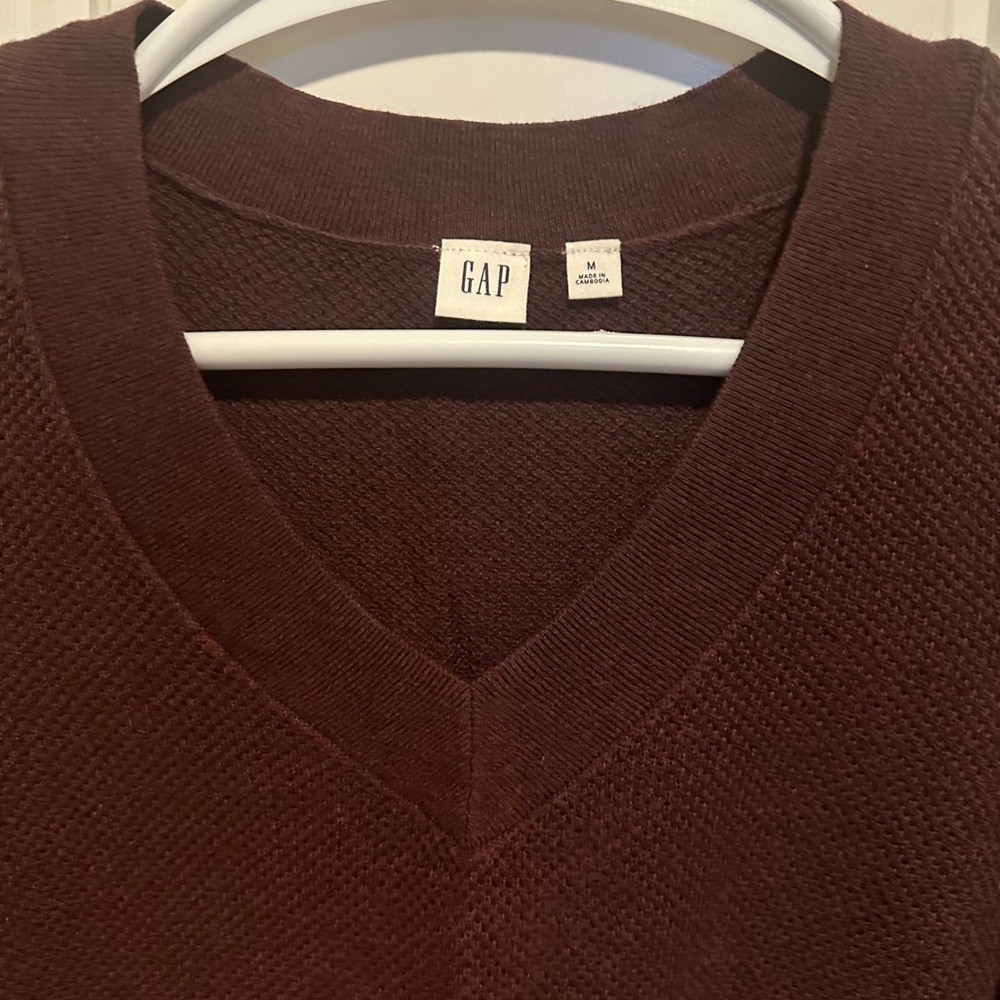 Women’s V neck sweater, side slits burgundy, size M,